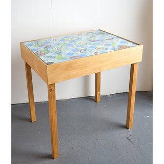 Siéntate en la mesa / Sit at the table